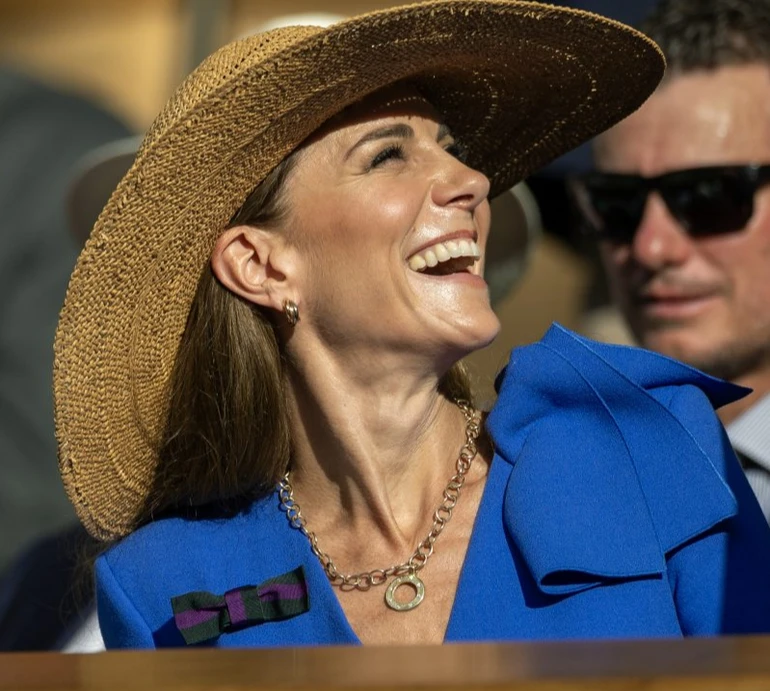 Міддлтон у яскравому платті та крислатому брилі з'явилася на Вімблдоні з чоловіком і старшими дітьми