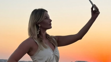 Грєшнова у купальнику та мереживі попозувала на тлі краєвидів Кіпру