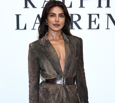 Чопра у гранжевому образі блиснула глибоким декольте на хіднику поруч зі своїм чоловіком. Фото