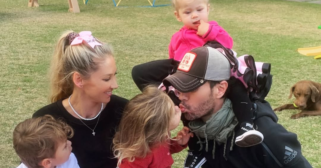 Іглесіас і Курнікова показали четверту дитину - фото