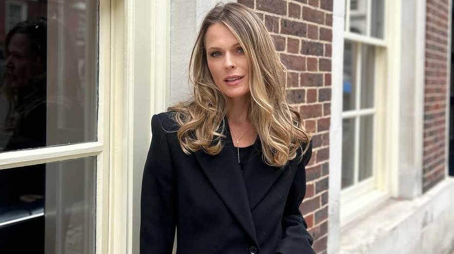 Тільки не на стіл: Фреймут розповіла, як поводитися з сумочкою в ресторані. Відео