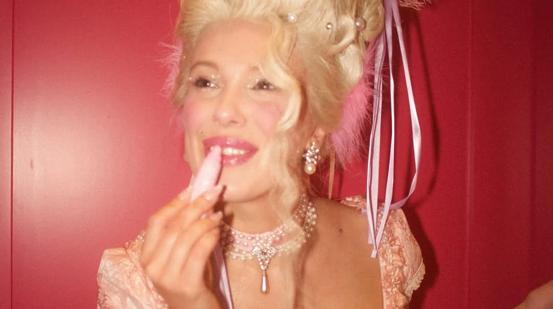 Міллі Боббі Браун у корсеті з рюшами, панчохах та височезній перуці відгуляла 22-річчя в стилі Марії Антуанетти