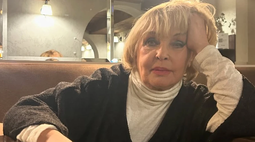 Традиції незмінні: Роговцева у родинному колі показала, як розписує писанки напередодні Великодня