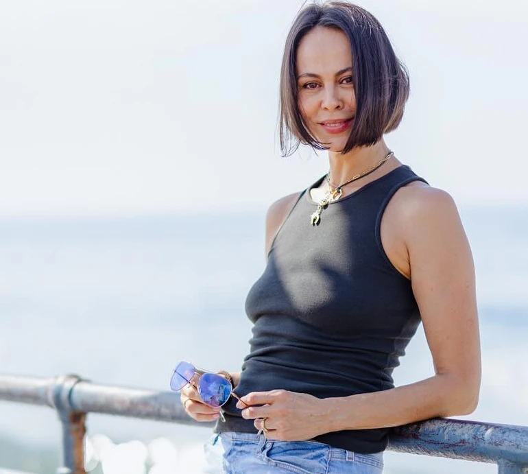 Ексдружина Кличка оголила плече та виставила стегно у хижому міні. ФОТО