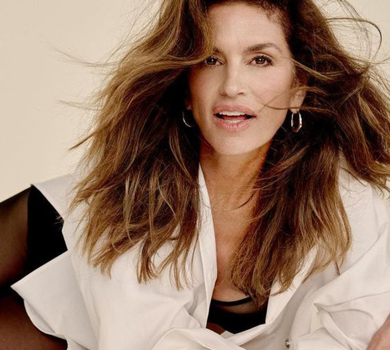 57-річна Кроуфорд без мейкапу засвітила пружні стегна в пляжному міні. Фото