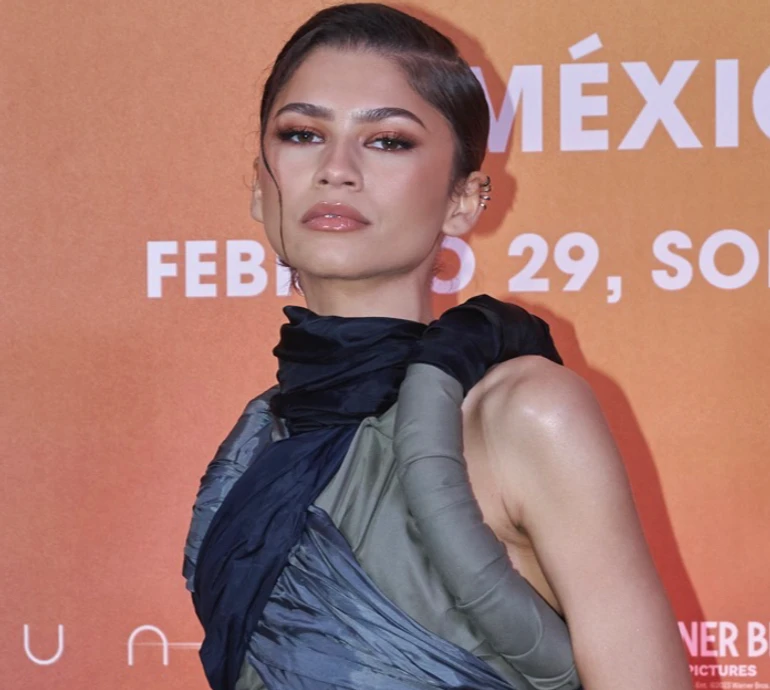 Зендея у фентезі-сукні оголила живіт і стегно на кіноівенті. Фото