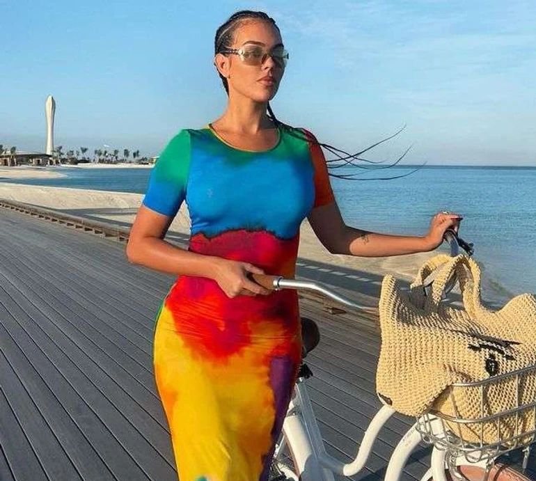 Джорджина Родрігес у ефектних сукнях та обтислих шортиках показалася з дітьми Роналду на атмосферних фото з відпочинку