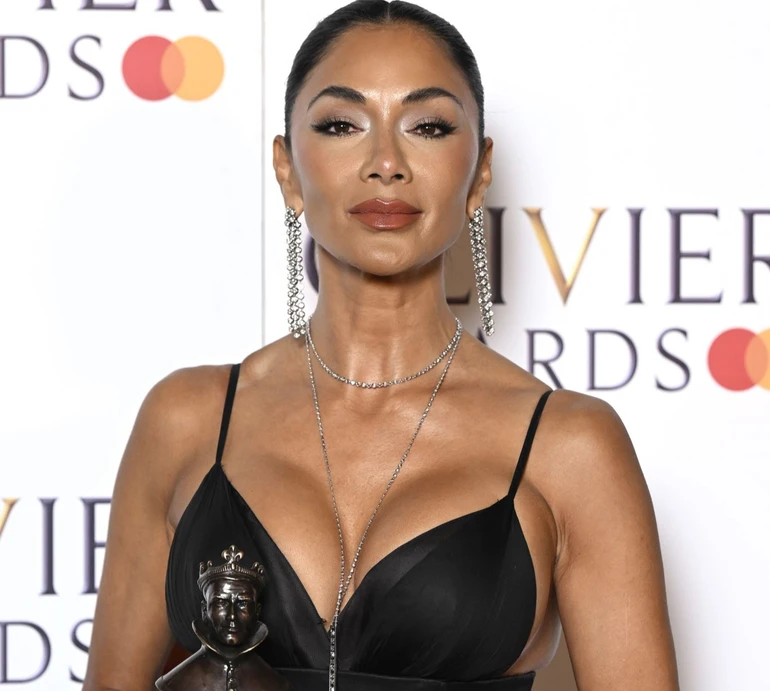 Два асистенти для шлейфу та розріз до спіднього: Ніколь Шерзінгер вигуляла ефектну сукню на театральну премію. Фото