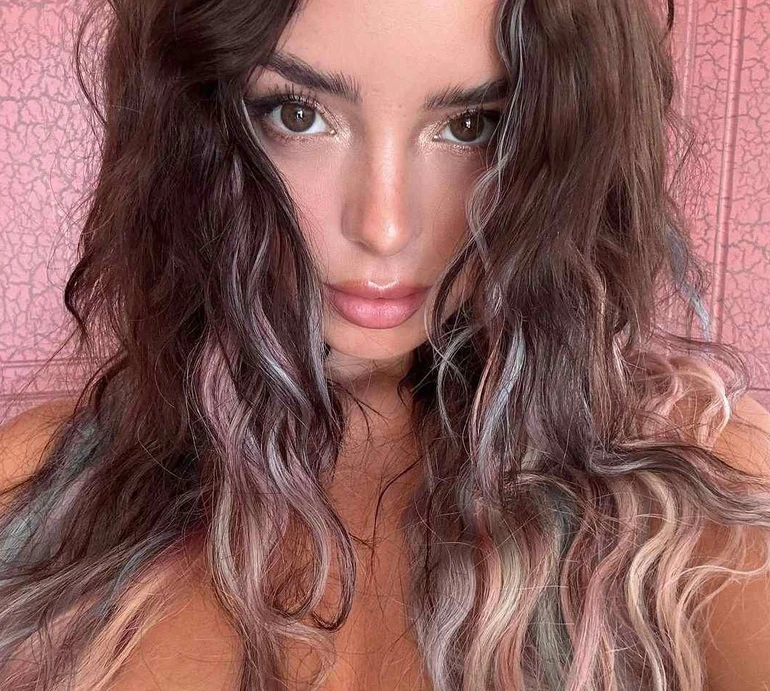 Укрита косами Демі Роуз голяка полежала на плитці для глянцевих фото