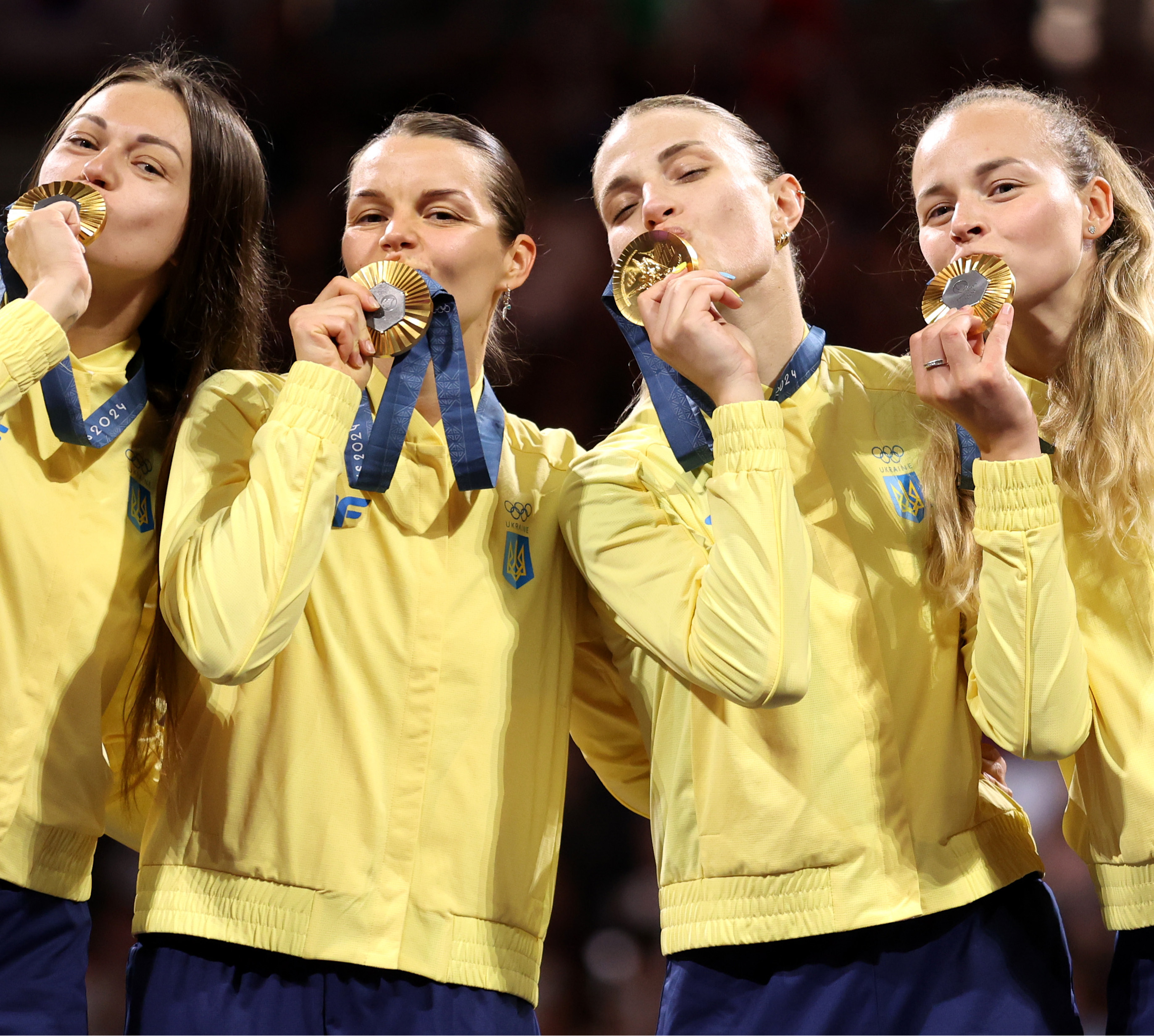 Сон на балконі, патріотичні тату та малювання котів: цікаві факти про перших медалістів Олімпіади 2024