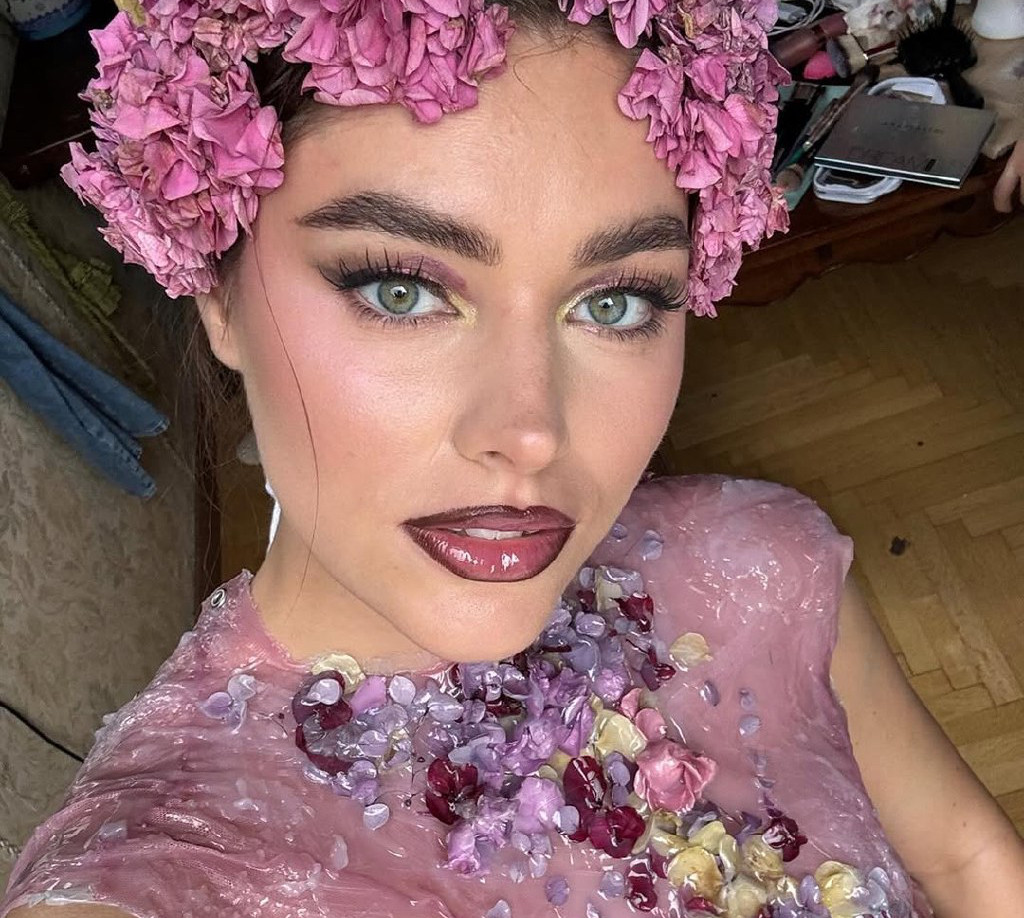 Міс Усанова у спідньому та королівській перуці уявила себе Марією Антуанеттою в Мілані. Фото