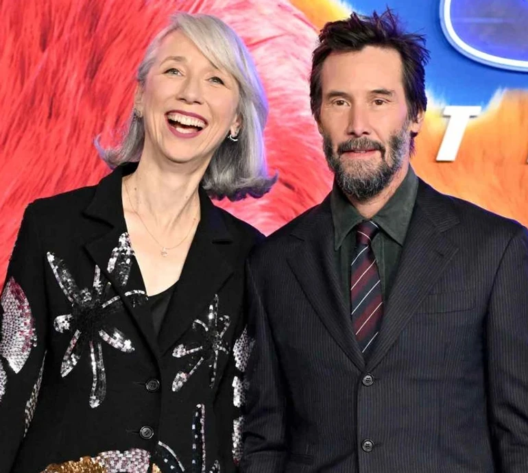 Кіану Рівза зазнімкували за поцілунками з нареченою в лондонському ресторані