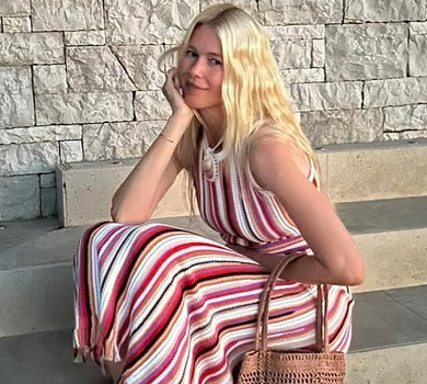 Клаудія Шиффер на своє 55-річчя блиснула стегнами у пастельному купальнику з декольте. Фото