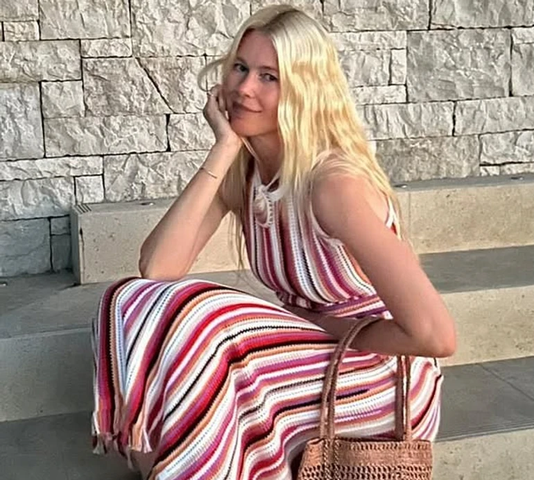 Клаудія Шиффер на своє 55-річчя блиснула стегнами у пастельному купальнику з декольте. Фото