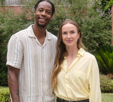 Світоліна з чоловіком та їхнім песиком попозували для реклами. Фото