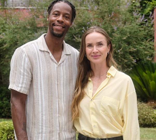 Світоліна з чоловіком та їхнім песиком попозували для реклами. Фото