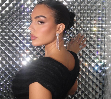 Без звичного декольте: наречена Роналду у плетеному максі 1993 року покрасувалася на модній премії у Катарі