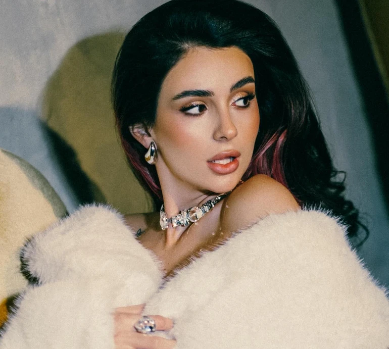 Трінчер у діамантах та хутрі прикрила голі груди руками на ефектних ФОТО