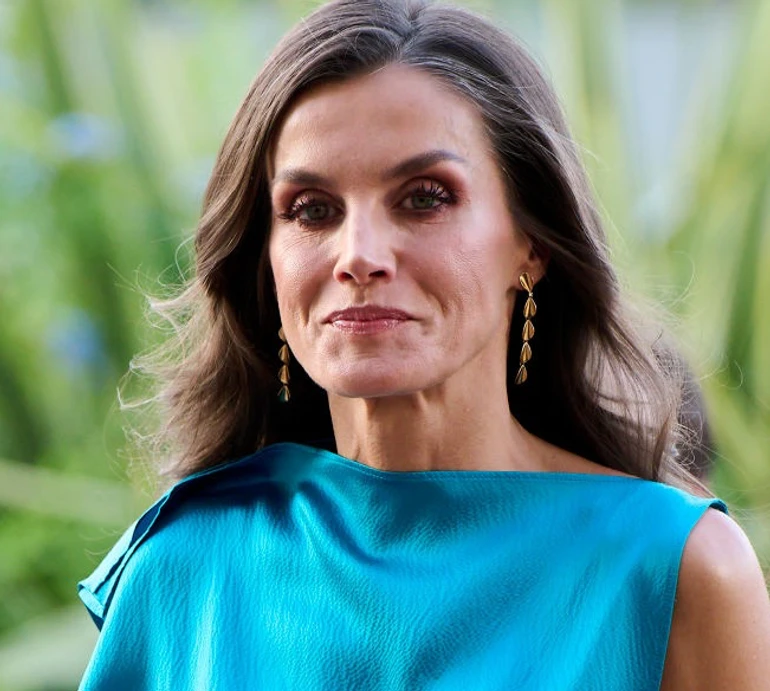 Шкірянка та смугастий принт: королева Летісія вигуляла несподіваний лук у Мадриді. Фото