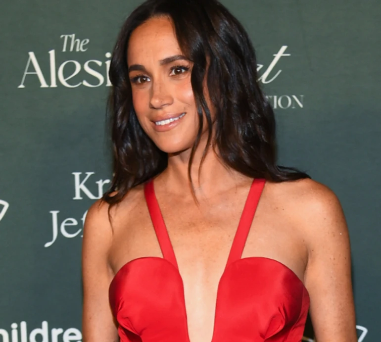 Меган Маркл на івенті без принца Гаррі повторила пекельно-червоний лук трирічної давнини. Фото