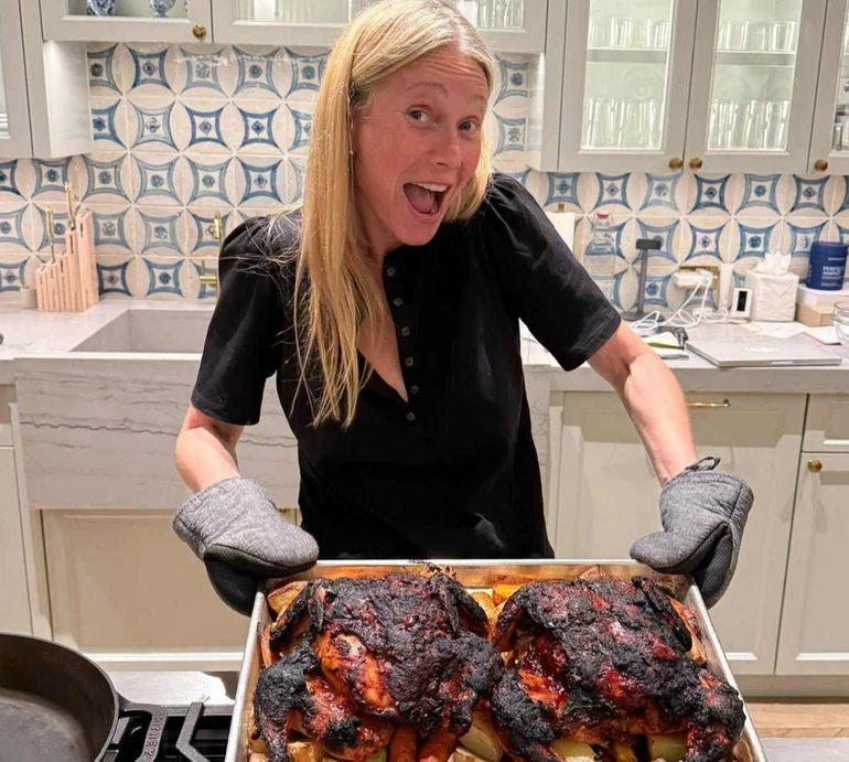 Знову почала їсти хліб, сир і пасту: 52-річна Пелтроу повідомила, що злізла з печерної дієти