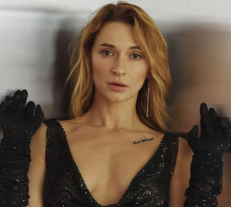 Tayanna коло ШІ-гепарда закликала позбутися гордої самостійності