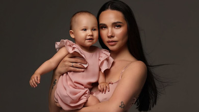 Кот у кежуалі й Татарінцева в шовку попозували для сімейного портрета з дочкою. Фото