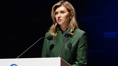 Колір хвої та символічна брошка: Зеленська вигуляла елегантний штанний лук на конференції в Римі. Фото