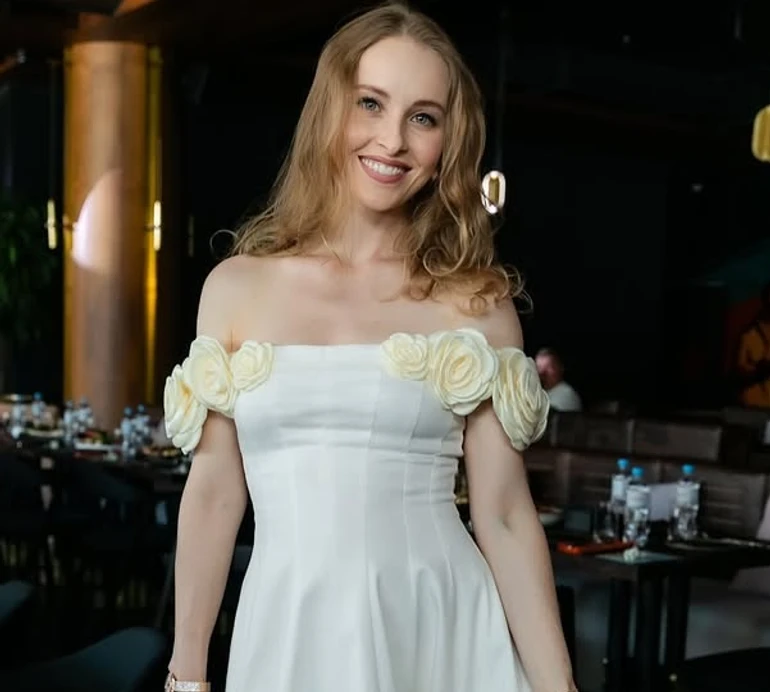 Сагайдачна в екстракоротких шортах і височенних підборах вразила пластичністю на пілоні. Відео