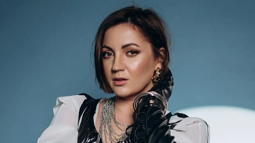 Цибульська в сміливо декольтованому максі вмостилась на комоді та розказала, хто зараз майже екзотика