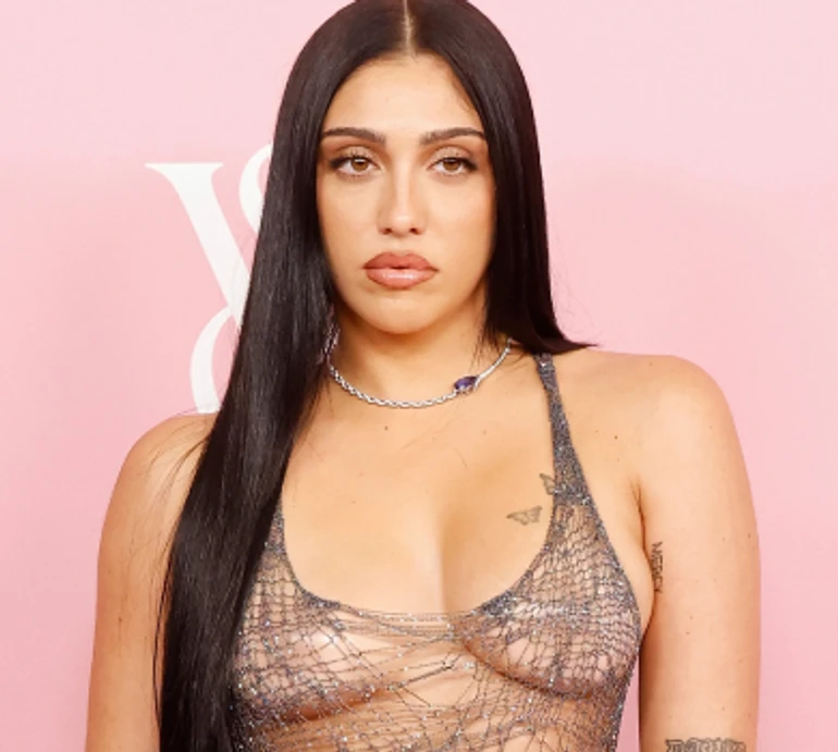 Одна майже гола, інші з крилами: дочки Мадонни, Мосс та Лоу засвітилися на хіднику в Нью-Йорку