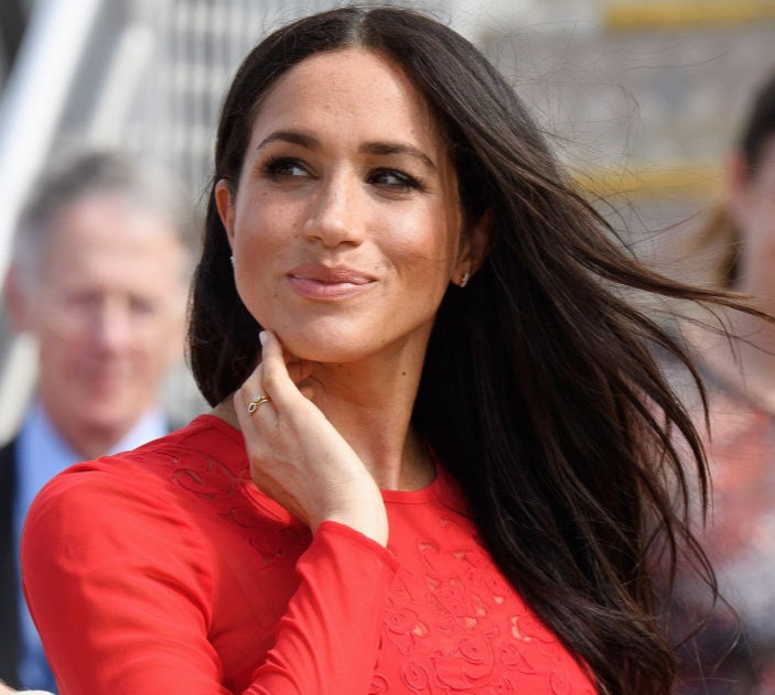 Настрій - Hermes: Меган Маркл засвітилася у шльопках за $700 і хустинці за $1125
