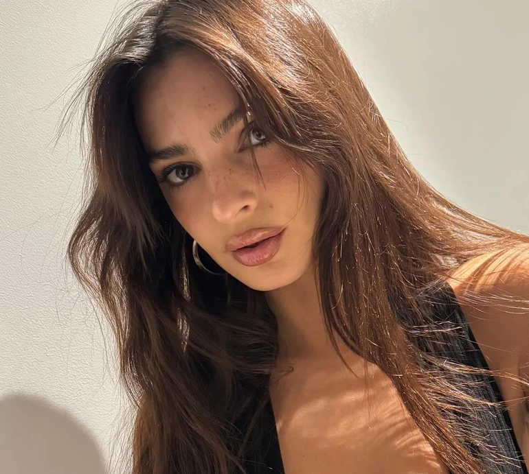 Ратаковскі з визивним декольте заявила, що змирилася з образом дурненької красуні