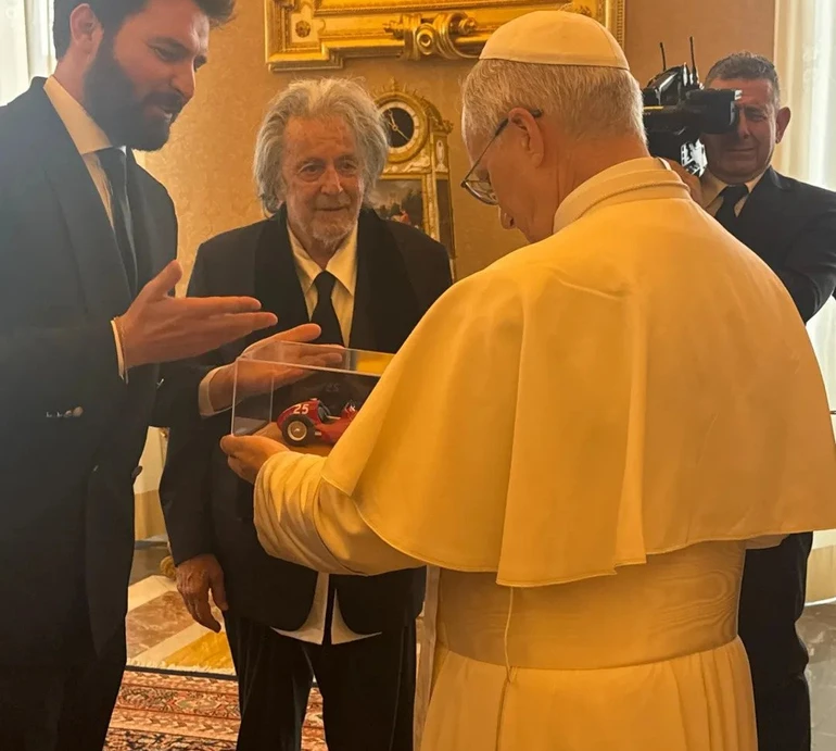 Ніхто не підказав йому поголитися?: Аль Пачіно насмішив мережу своїм недбалим виглядом на зустрічі з Папою Римським. Фото