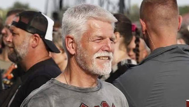 Президента Чехії у футболці AC/DC бачили в натовпі фанів на концерті легендарного гурту. Фото