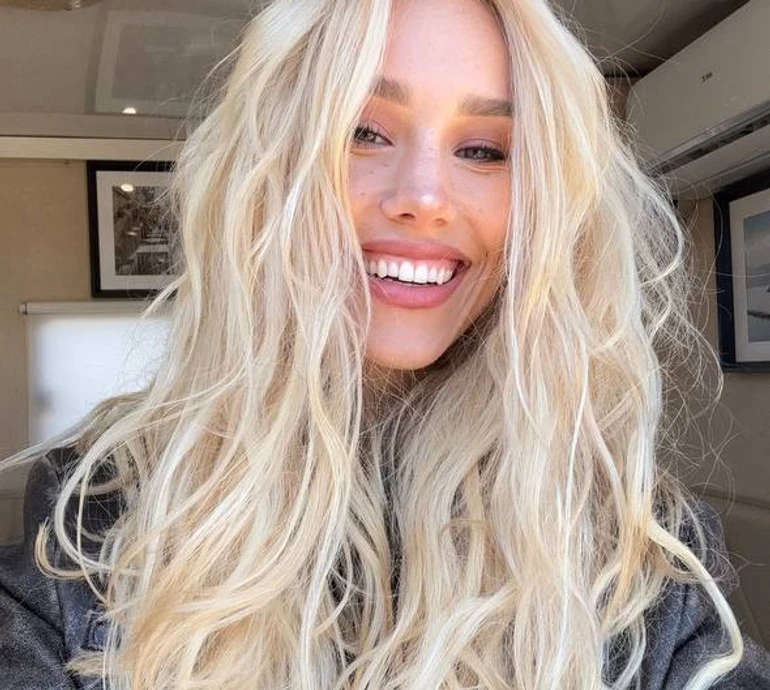 Квіткова з довжелезним волоссям прикрила голі груди під променем світла. Фото