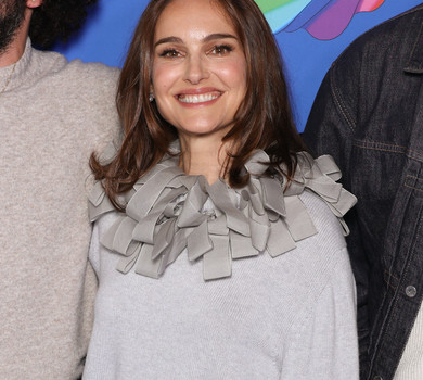 Крихітна спідничка та комір зі стрічок : Портман на хіднику посвітила ногами у фактурному кежуалі