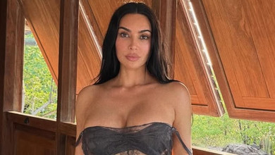 Кардашян у прозорому мереживі похвалилася формами на кам'янистому пляжі. Фото