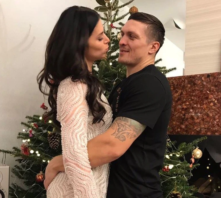 Обійми з коханим, діти та відпочинок у теплих краях: дружина Усика пригадала свій 2016-ий рік