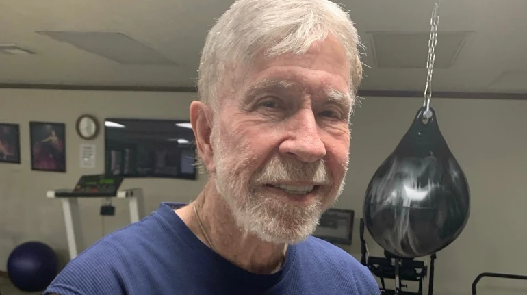 Я не старію, я прокачуюсь: Чак Норріс у свій 86-й день народження ефектно побоксував просто неба. Відео