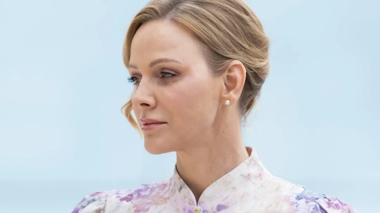 Княгиня Шарлін в акварельному міді з золотими ґудзиками відвідала захід на честь відносин з Японією. Фото