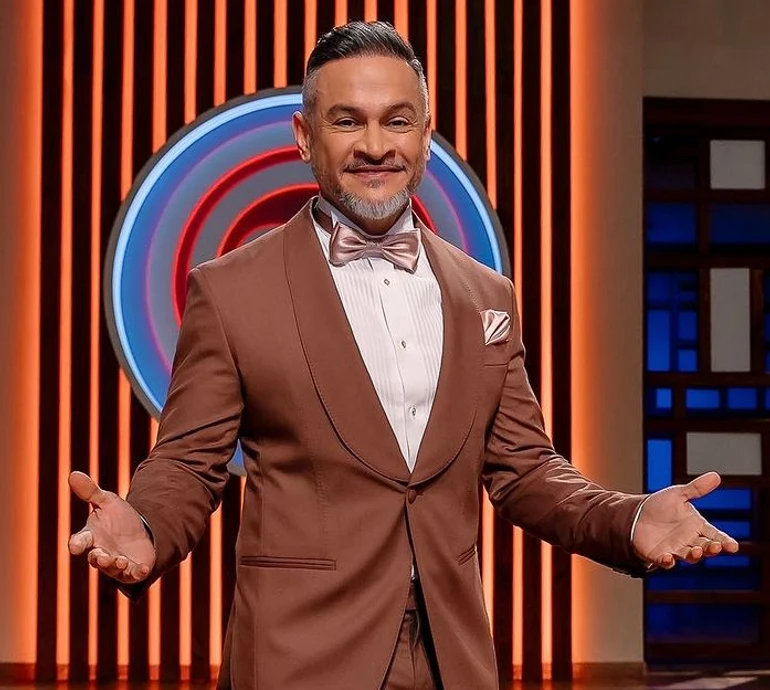 Хіменес-Браво з нагоди 52-річчя показав фото з юності та станцював у трусах