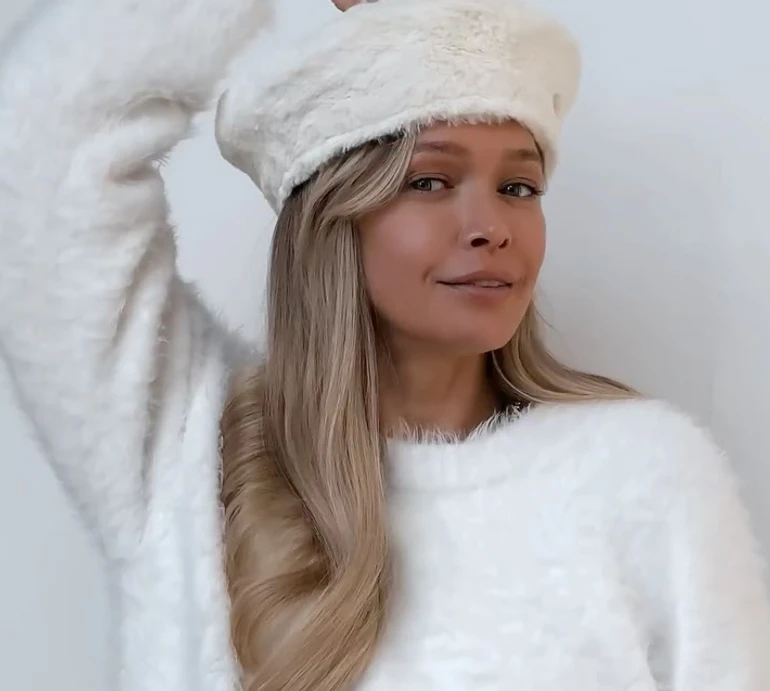 Брежнєва з нагоди 42-річчя розпустила рожеві крила біля океану