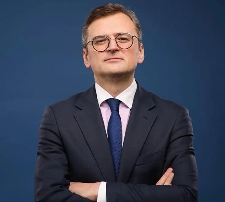 Гангстер з фільму Гая Річі: Кулеба з цигаркою втрапив у прямий ефір і збурив мережу. Відео