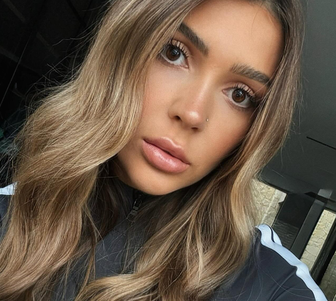 Дружина футболіста Яремчука в образі рок-зірки посвітила пишним бюстом у шкіряному ліфчику. Фото