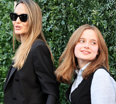 Джолі з молодшою донькою Пітта вигуляли штанні луки на кінопрем'єру. Фото