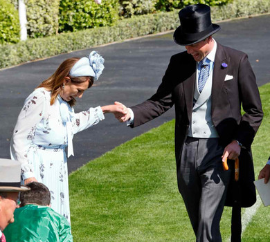 Ліз Херлі в сукні за $5 тисяч та батьки Міддлтон приєдналися до королівської сім'ї на кінних перегонах. Фото