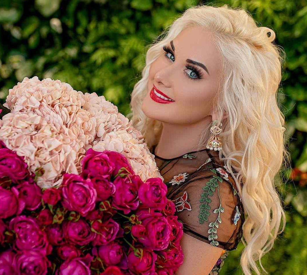 Заквітчана Бужинська на тлі квітів зворушила романтичним зізнанням від чоловіка. Фото