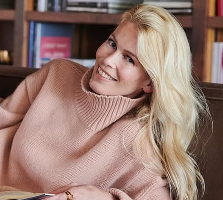 54-річна Шиффер в екстремальному міні та ботфортах розважилася на вечірці Версаче. Фото