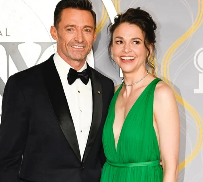 56-річного Джекмана помітили за ручку з коханою на романтичній прогулянці. Фото